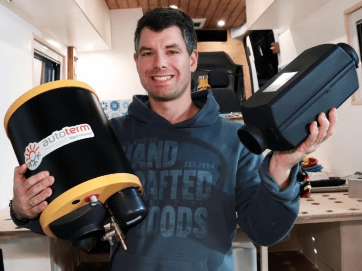 Abenteuer Vanlife demonstriren den Einbau eines Warmduscher-Kit 2.0