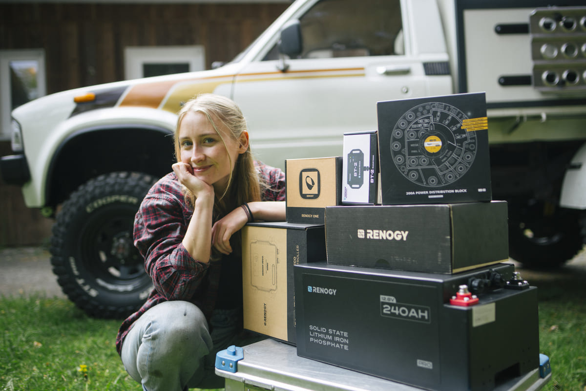 Corinna Bout zeigt die Lieferung ihrer technischen Komponenten für den Camper-Innenausbau