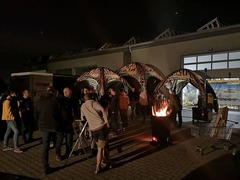 tigerexped Elektrik Workshop am Abend mit Feuertonne