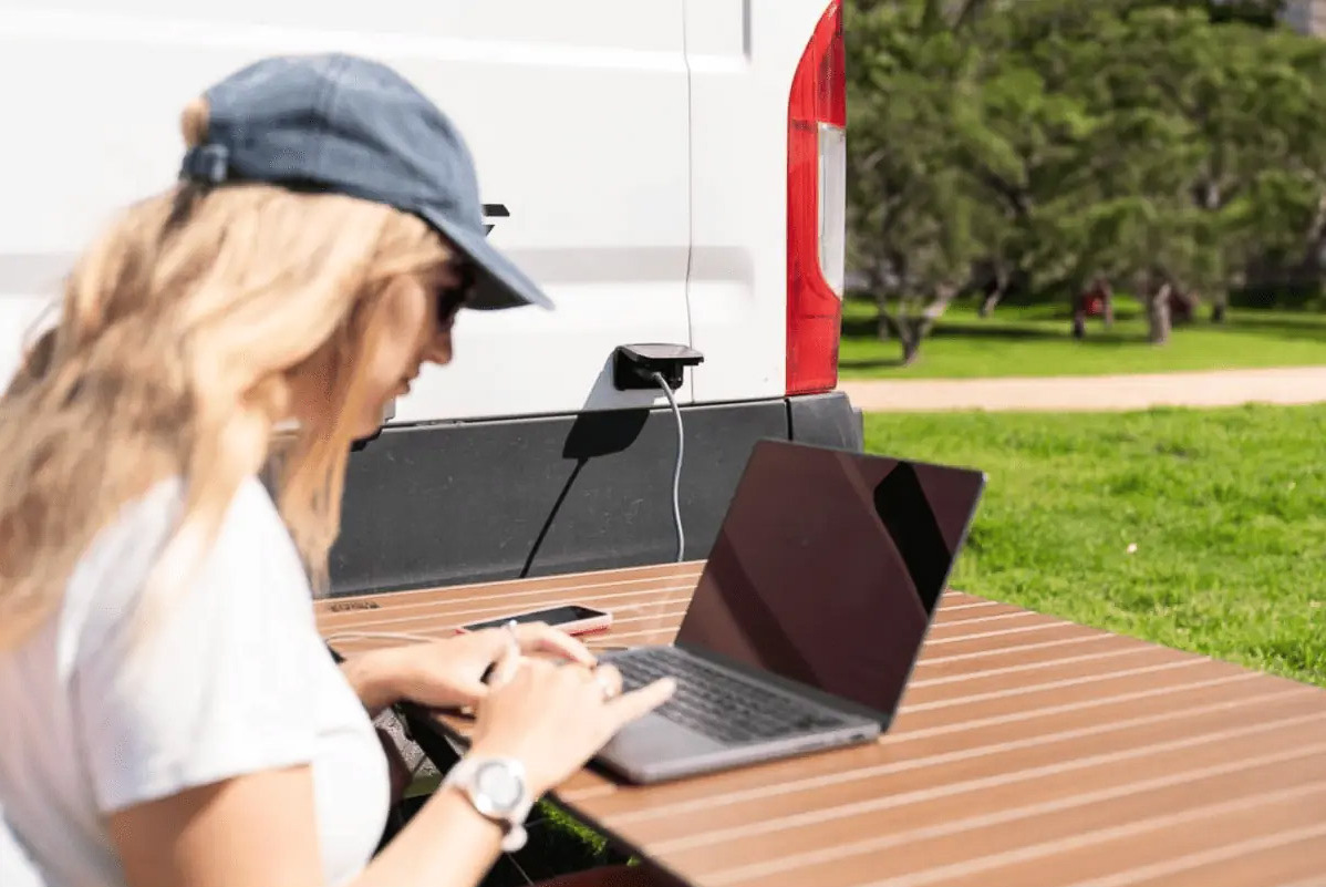 Laptop außen am Camper anschließen