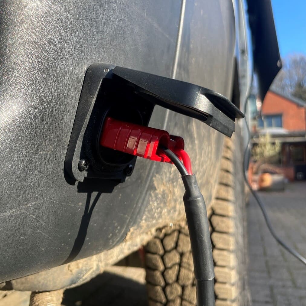 Eine am Camper installierte Außenanschlussdose mit eingestecktem Anderson-Stecker