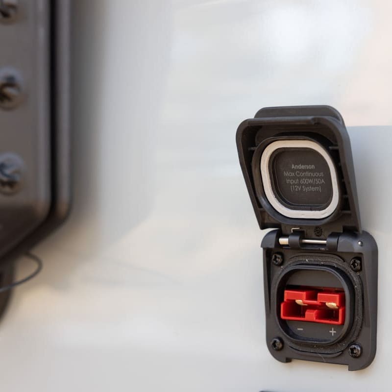 Eine eingebaute Außenanschlussdose der Scanstrut Ventura Serie mit geöffnetem Deckel