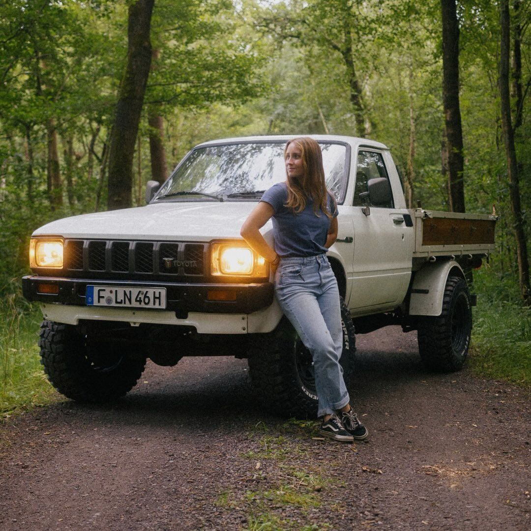 Corinna Bout mit ihrem Toyota Hilux