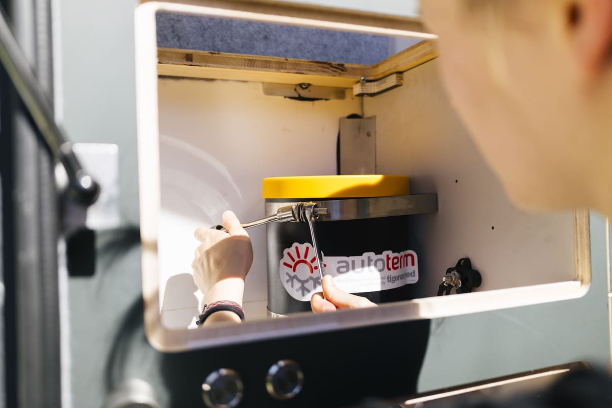 Warmwasserboiler installieren im Camper Toyota Hilux von Corinna Bout