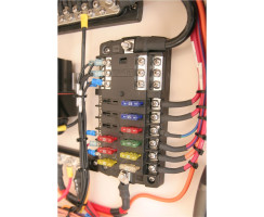 Modul DC-OUT 12/24V: 12 Stromkreise einzeln abgesichert (je max. 20A) Summenstrom max. 100A, mit Masseverteilung, Bluetooth-Batterieschutz, Absicherung der Summe und Schaltplan